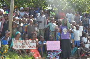 Les habitants de Buzi-Bulenga en liesse lors de l'inauguration du Centre de Hospitalier de Bulenga 